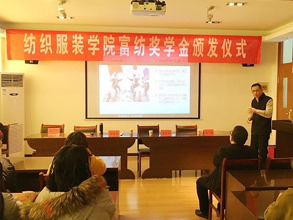 格誠(chéng)經(jīng)緯董事長(zhǎng)邵世忠助學(xué)儀式1